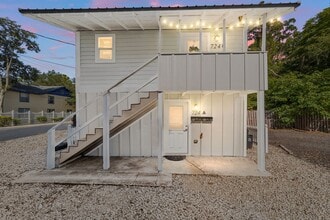 Building Photo - Brand New 1 Bedroom 1 Bathroom Steps away from UF! FALL 2026