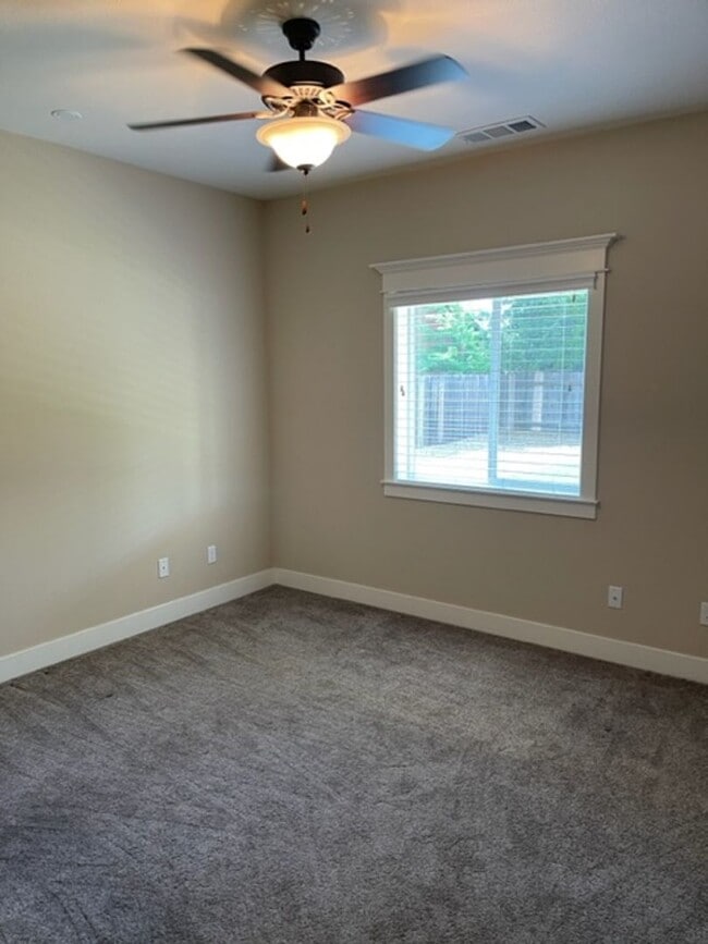 Building Photo - 3 Bedroom Home in Mistletoe Neighborhood