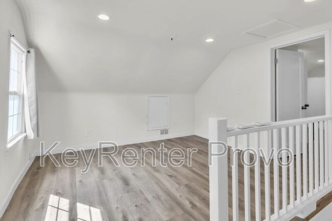 Building Photo - 362 800 E