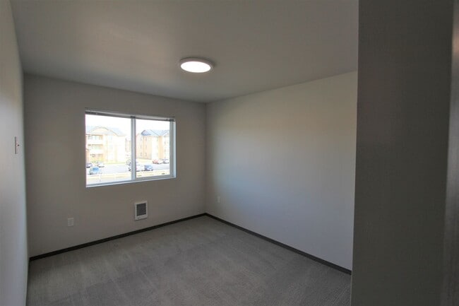 Building Photo - Modern design 3-bed, 2.5 bath duplex avail...