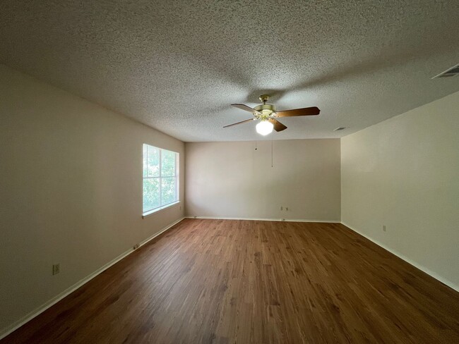 Building Photo - EXEMPLARY ROUND ROCK ISD - NO CARPET - FAN...