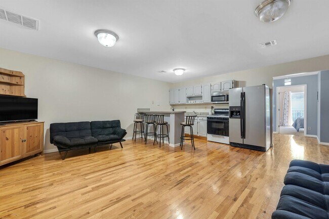 Primary Photo - 4413 Park Ave