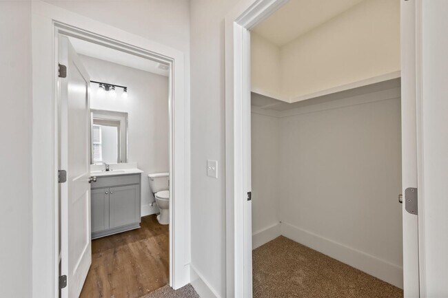 Building Photo - 503 N Walnut St