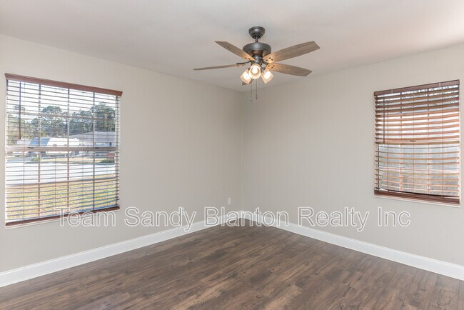 Building Photo - 8238 Li Fair Dr