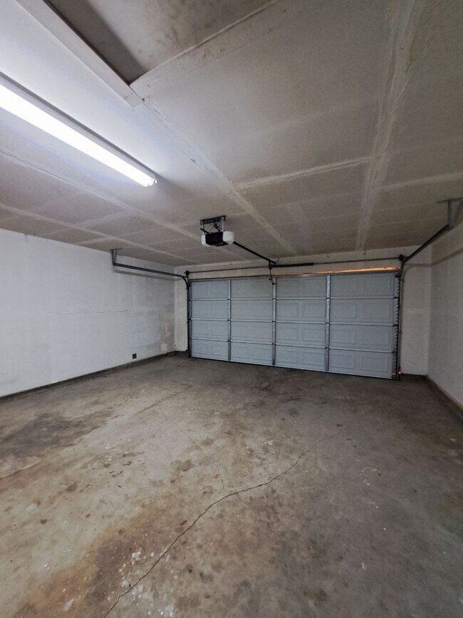 Building Photo - Charming Fresno Home with Beautiful Curb Appeal!