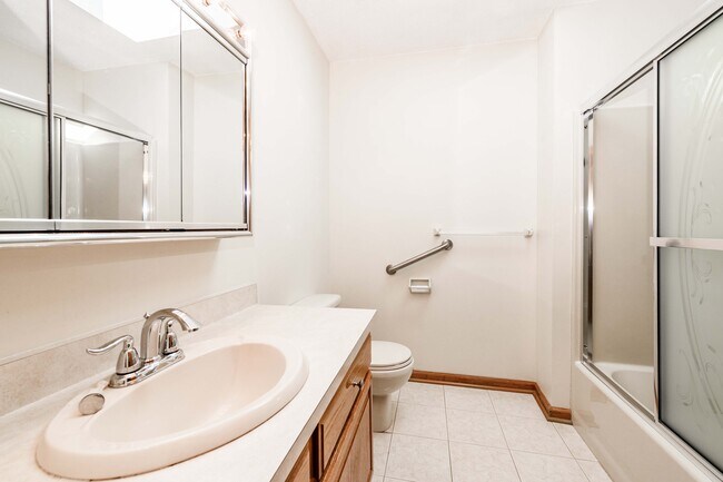 Building Photo - 705 Lake Ave