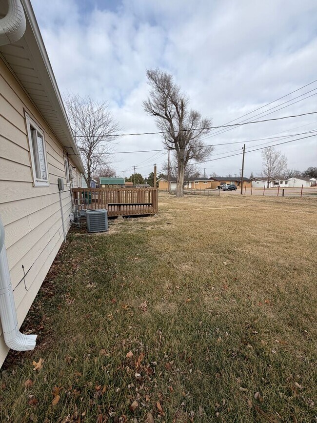 Building Photo - 3 Bedroom, 1 Bathroom House with Garage