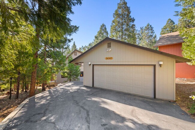 Building Photo - Fully Furnished 3 Bedroom Retreat in the P...