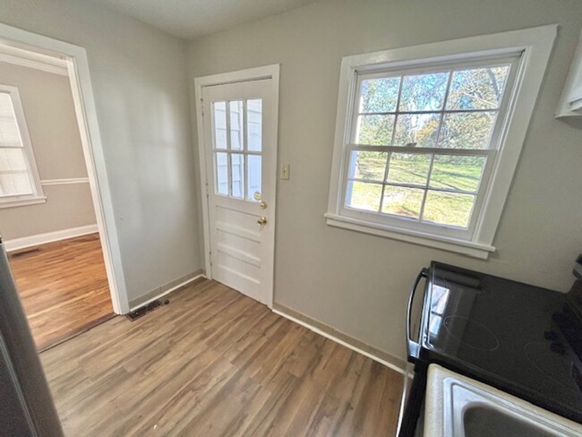 Building Photo - MOVE IN READY TWO BEDROOM ONE BATH - GREAT...