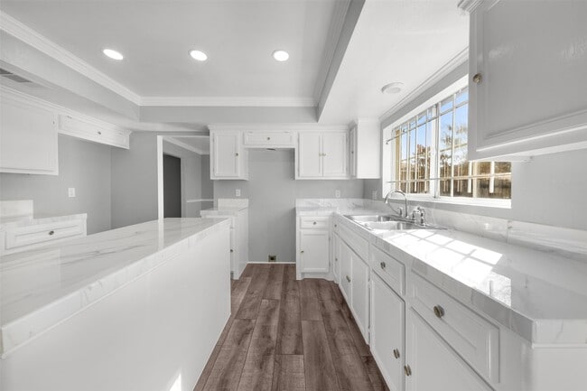 Building Photo - 2523 W Greens Rd