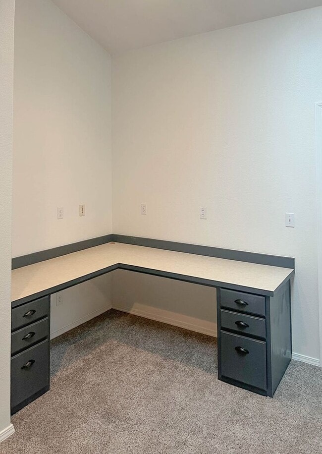 Building Photo - Beautiful West Linn Home in a Quiet, Desirable Neighborhood