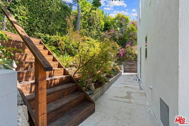 Building Photo - 631 Pier Ave