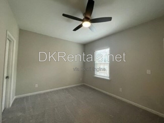 Building Photo - 944 Hewitt Dr SE