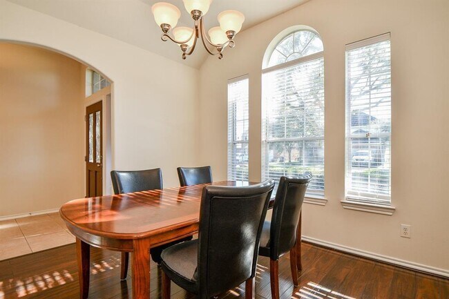 Building Photo - 6738 Chester Oak Dr