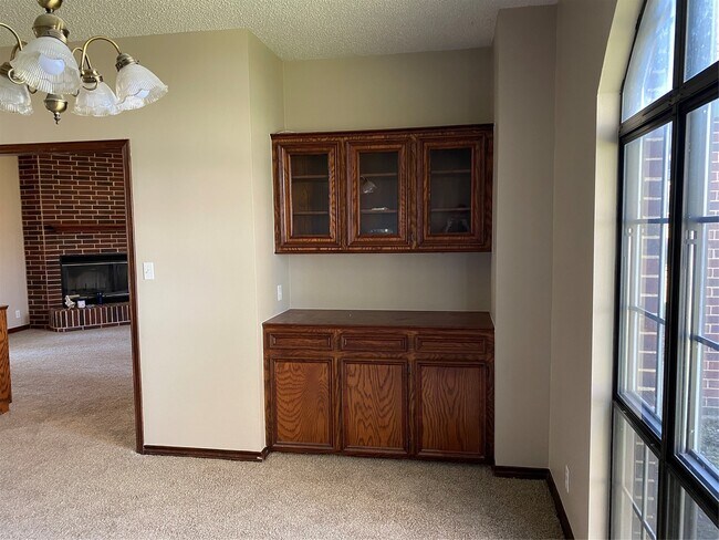 Building Photo - 301 Jansen Dr