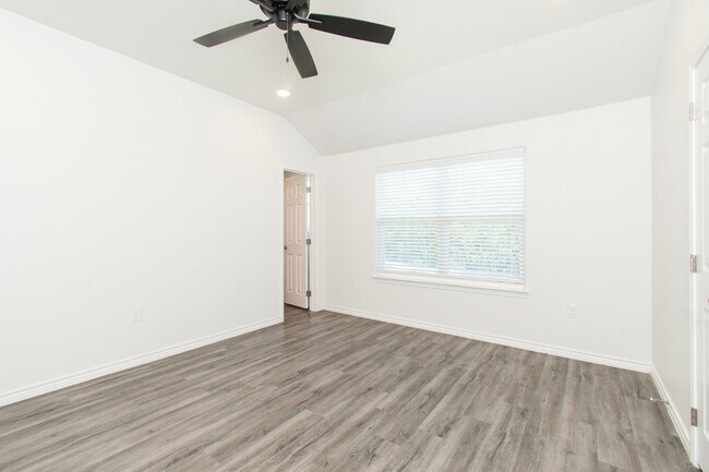 Building Photo - 527 Lost Trl