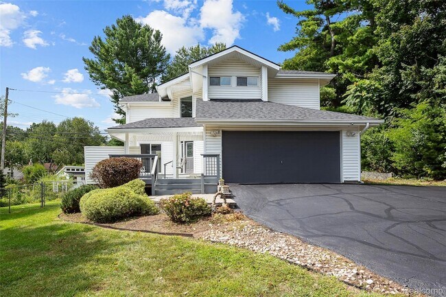 Building Photo - 6552 Orion Rd