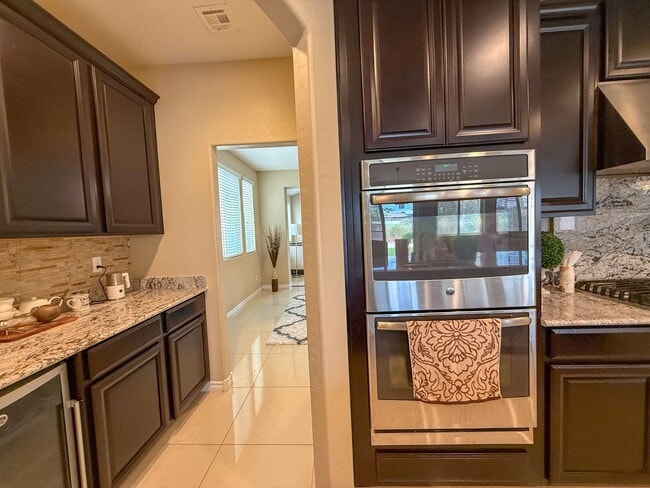 Building Photo - Luxury 6/BD 4.5/BA Large Furnished Home with Dual Primary Suites in Gated Community