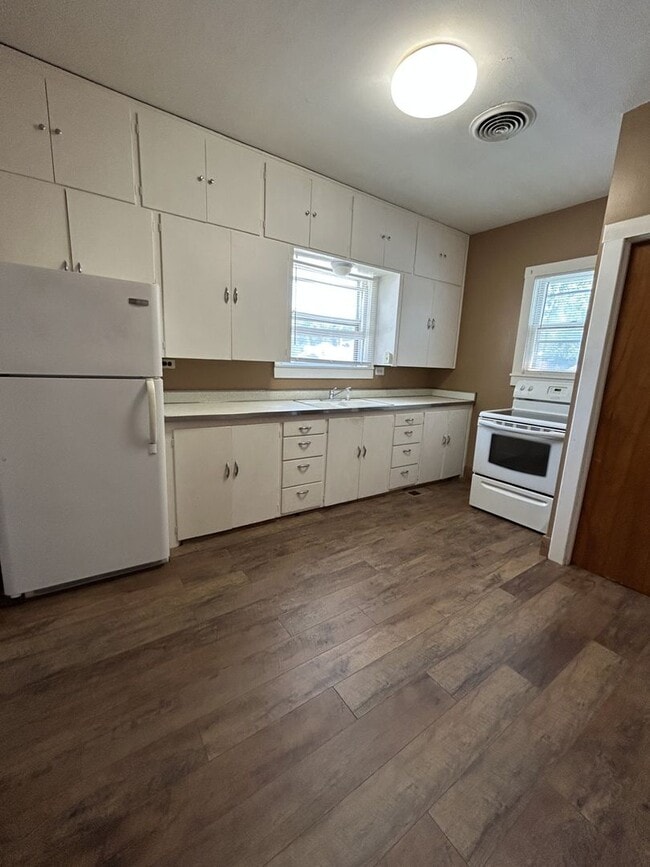 Building Photo - Large 3 bedroom 1 bath steps away from PSU Campus!!