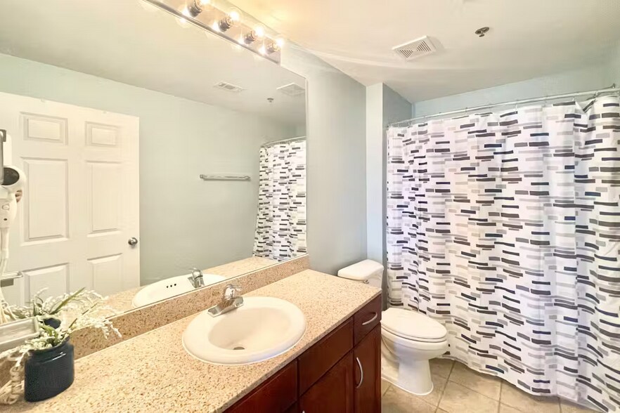 Building Photo - 9860 S Thomas Dr