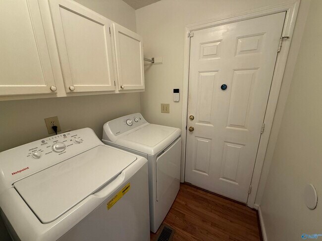 Building Photo - 122 Mykeys Way