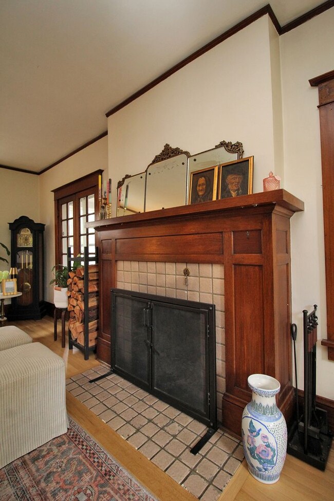 Building Photo - LAURELHURST: Classic 4 Bedroom Craftsman G...