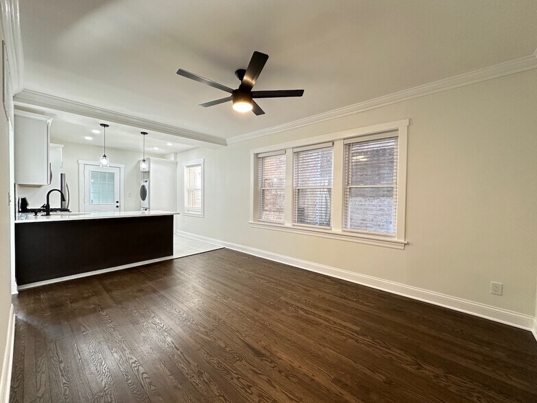 Building Photo - 3051 W Addison St