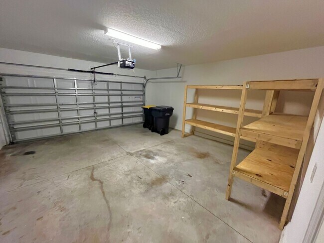 Building Photo - Sapcious 5-Bedroom Home In Quiet Lakeland ...