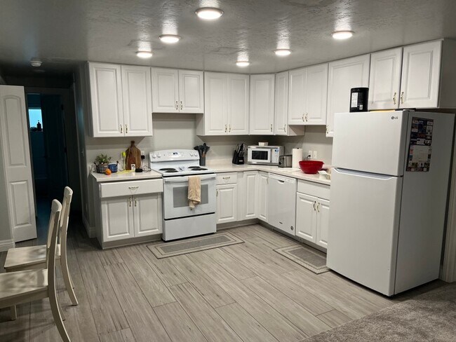Building Photo - 769 Spring Ln
