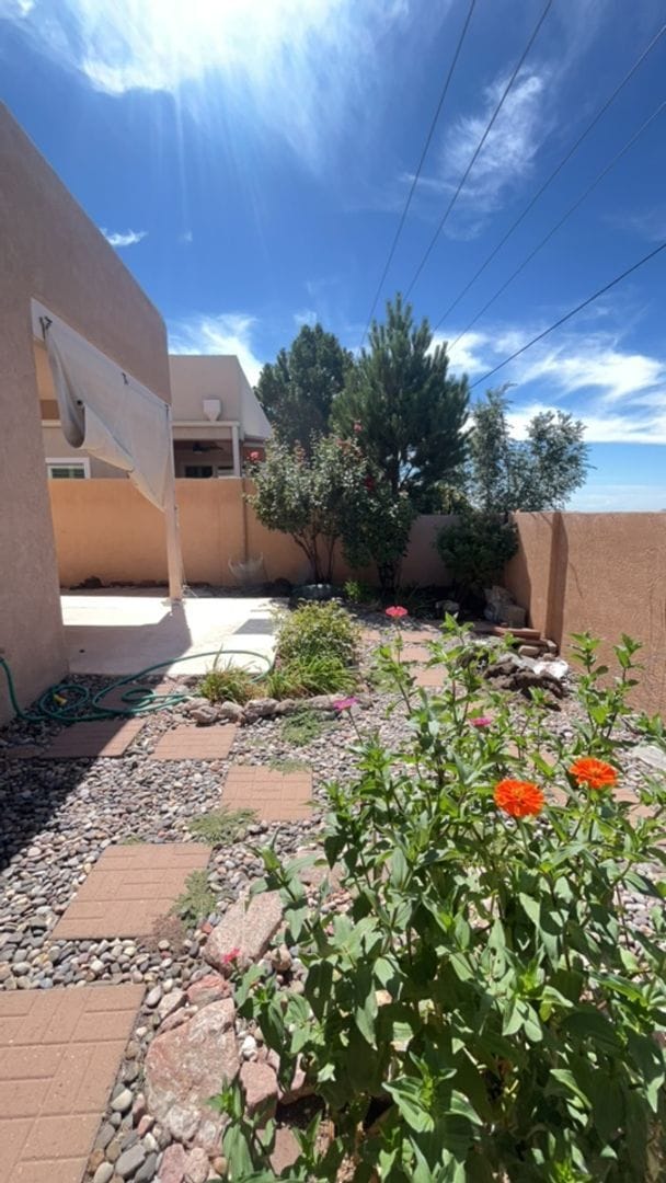 Building Photo - COMING SOON 3 bedroom 2 bath Townhouse Located In Sandia Heights!