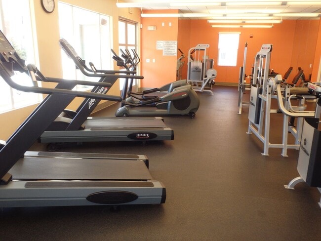 Building Photo - 2 Bedroom recently painted 2nd Floor Condo in Guard Gated Park Avenue!