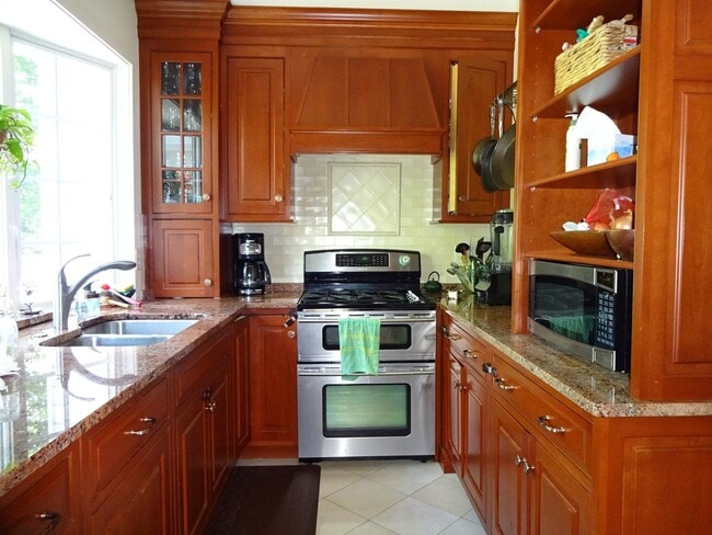 Building Photo - Beautiful Home with Fenced Yard in Rosemont!
