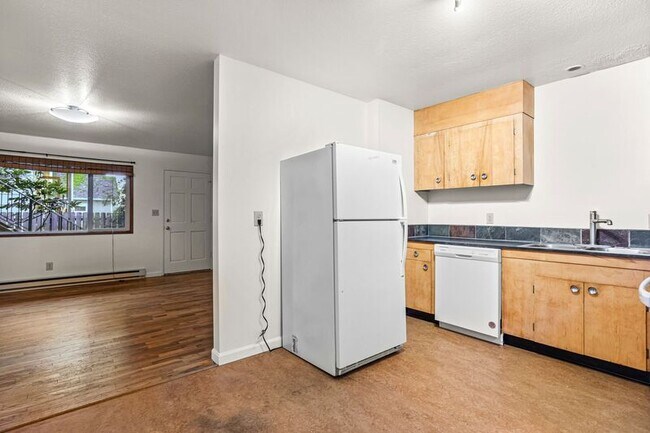 Building Photo - 121 SE 30th Pl