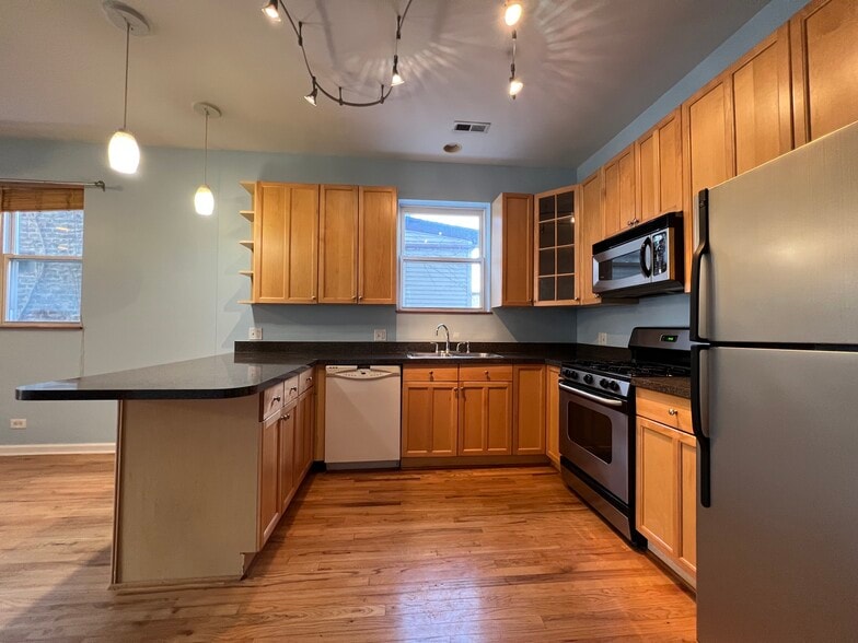 Kitchen - 905 N Racine Ave