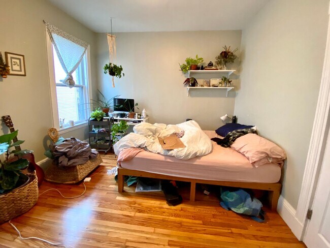 Building Photo - Mission Hill Modern 4bed / 2bath with laundry in unit- available September 2026