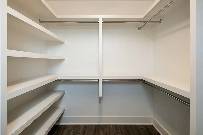 Building Photo - Spacious Townhome w/garage