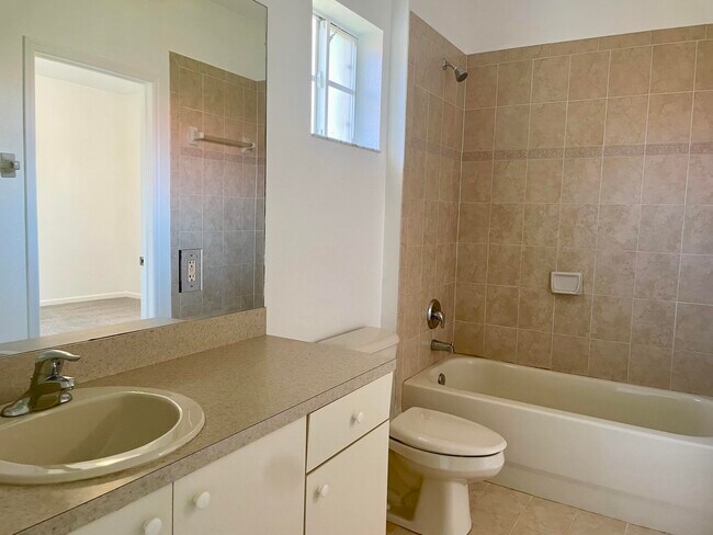 Building Photo - 5156 SE Mariner Garden Cir