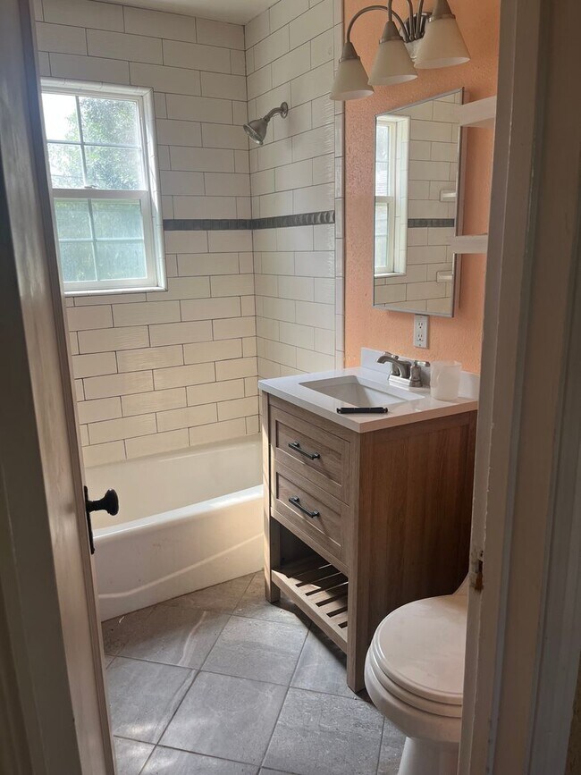 Building Photo - Beautiful Central Bench Home