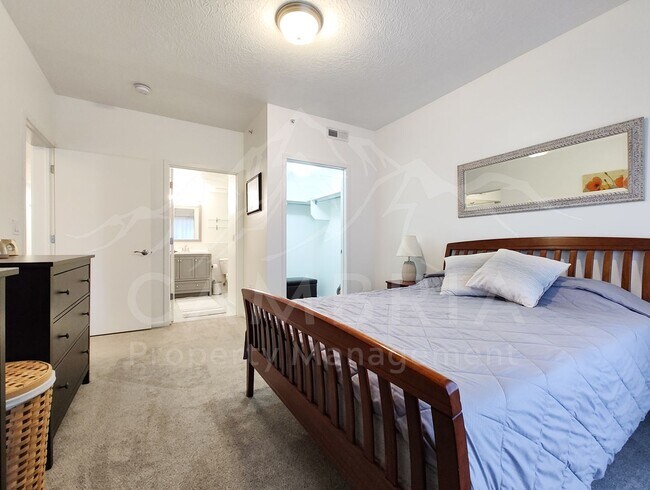 Building Photo - 4340 S Highland Dr