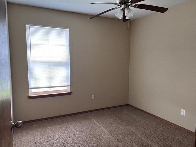 Building Photo - 140 Sage St