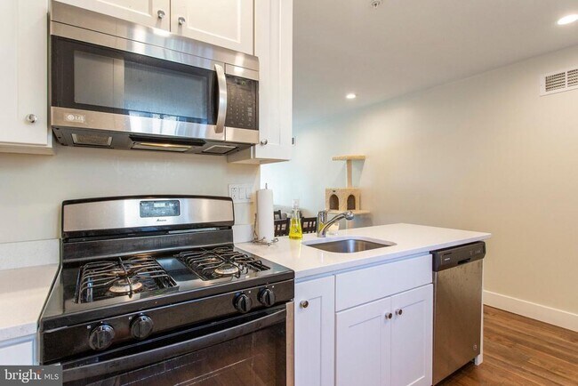 Building Photo - 2009 Oakford St