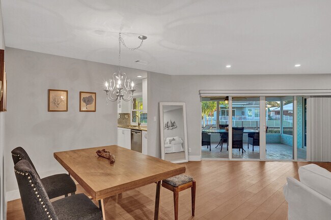 Building Photo - 620 W Palmetto Park Rd