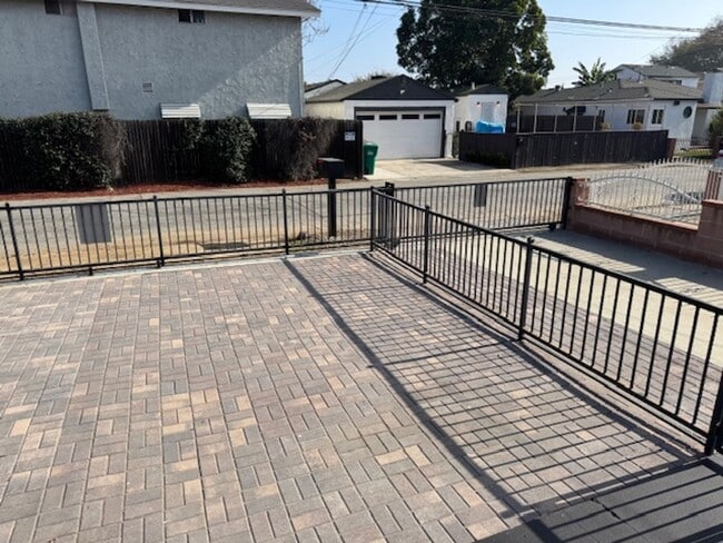 Building Photo - Beautiful 3 bedroom 2 bath HOME... no expenses spared!  Washer/Dryer... A/C Splitters... on a sle...