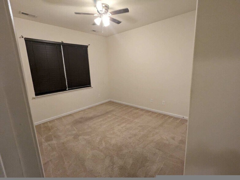 Building Photo - 815 Muth Ln