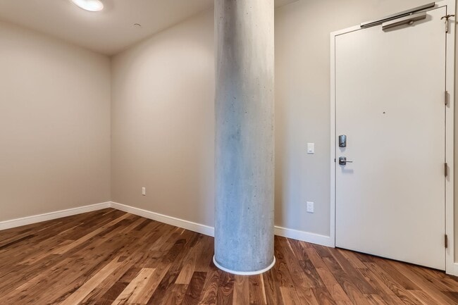 Building Photo - 1BD, 1.5BA Lakehouse Condo on the 6th Floor