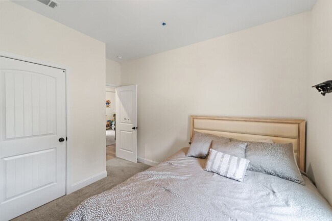 Building Photo - Comfort & Style Meet in This Beautiful 4 Bedroom Midway Home