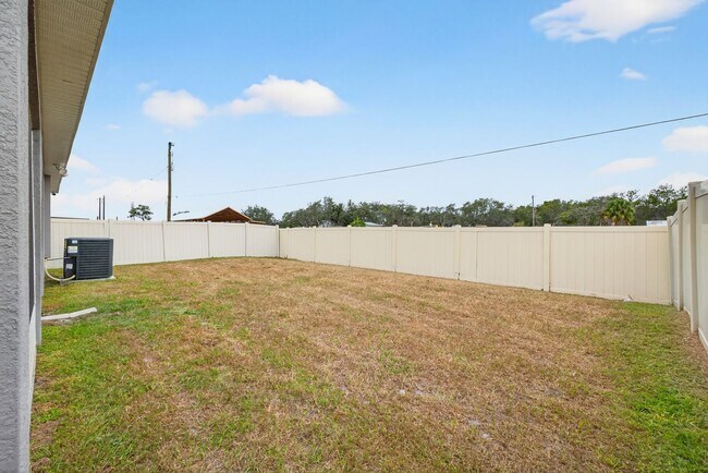 Building Photo - New Spacious 4 Bed - W/Amenities!