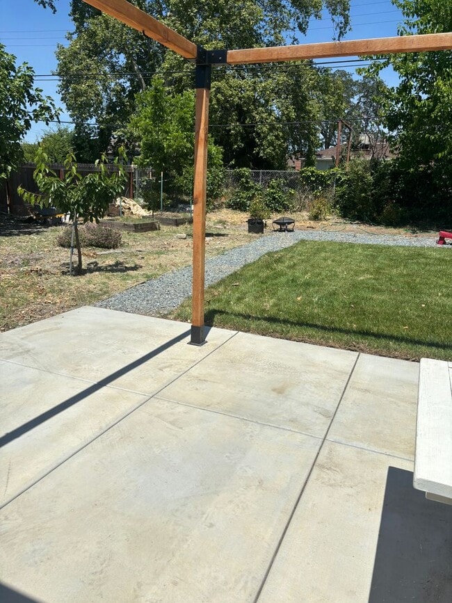 Building Photo - Adorable 3/1 w/Amazing Fenced Yard!  PLEASE READ ENTIRE AD FOR VIEWINGS