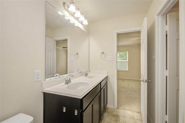 Building Photo - 2111 Denridge Dr