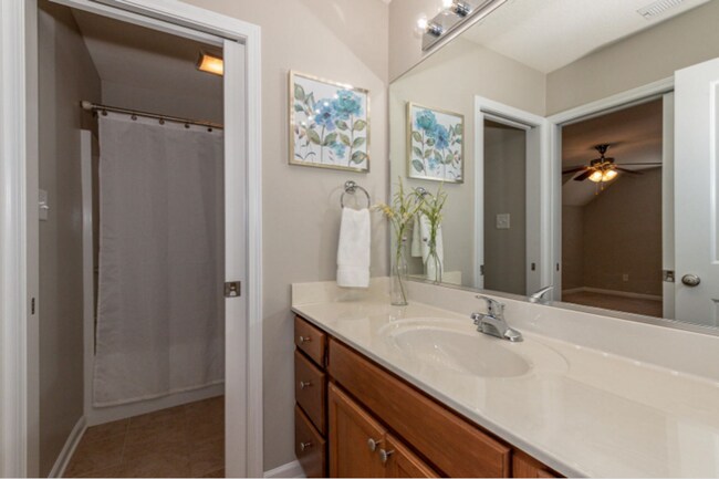 Building Photo - West Knoxville 37932 - 4 bedroom, 2.5 bath...